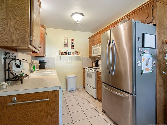4th image of 609 S Florence Ave
