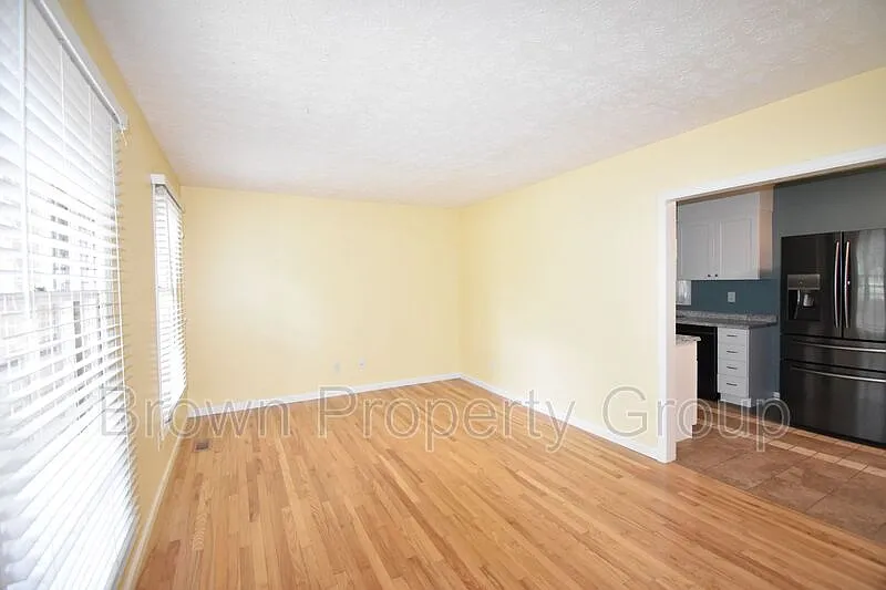 3 bed, 1.5 bath, 1304 sqft, $1,495 — Photo 2