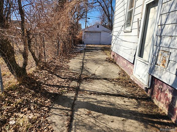 5th image of 11669 Strathmoor St