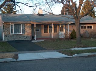 35 Strawberry Ln, Levittown, PA 19055
