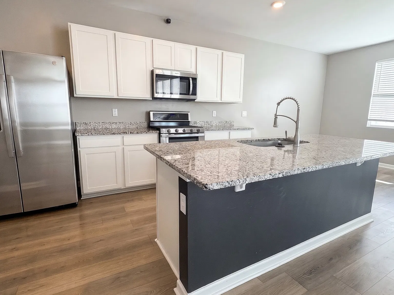 4 bed, 2.5 bath, 1821 sqft, $2,400 — Photo 3