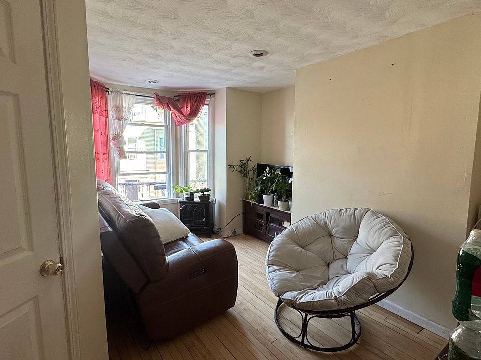 2nd image of 242 Saratoga St Floor 2