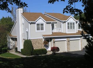 990 N Cove Dr #F, Palatine, IL 60067