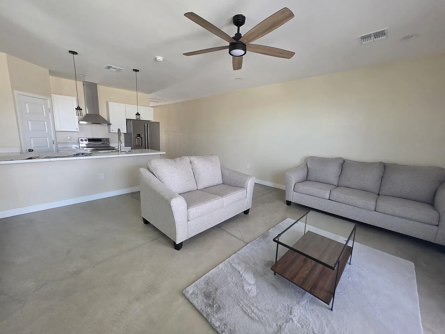 4 bed, 4.0 bath, 2200 sqft, $1,364 — Photo 3