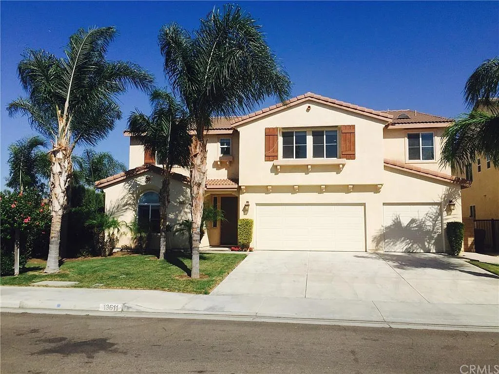 5 bed, 4.5 bath, 4325 sqft, $900 — Photo 1