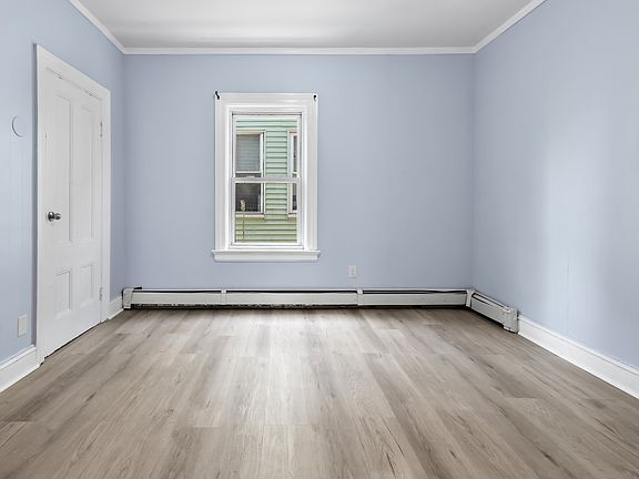 4th image of 62 Glenham St APT 2