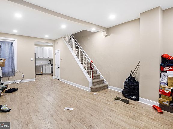 3rd image of 2410 W Mayfield St