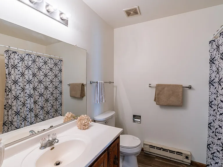 Grand Forks, ND Cedarwood Apartments | Bathroom