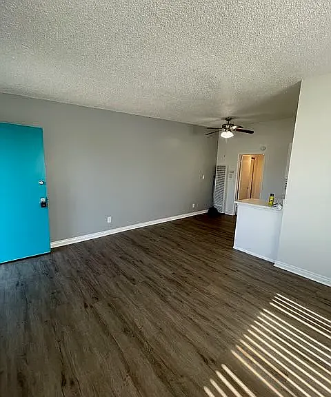 Hillside Plaza Apartments — Photo 3