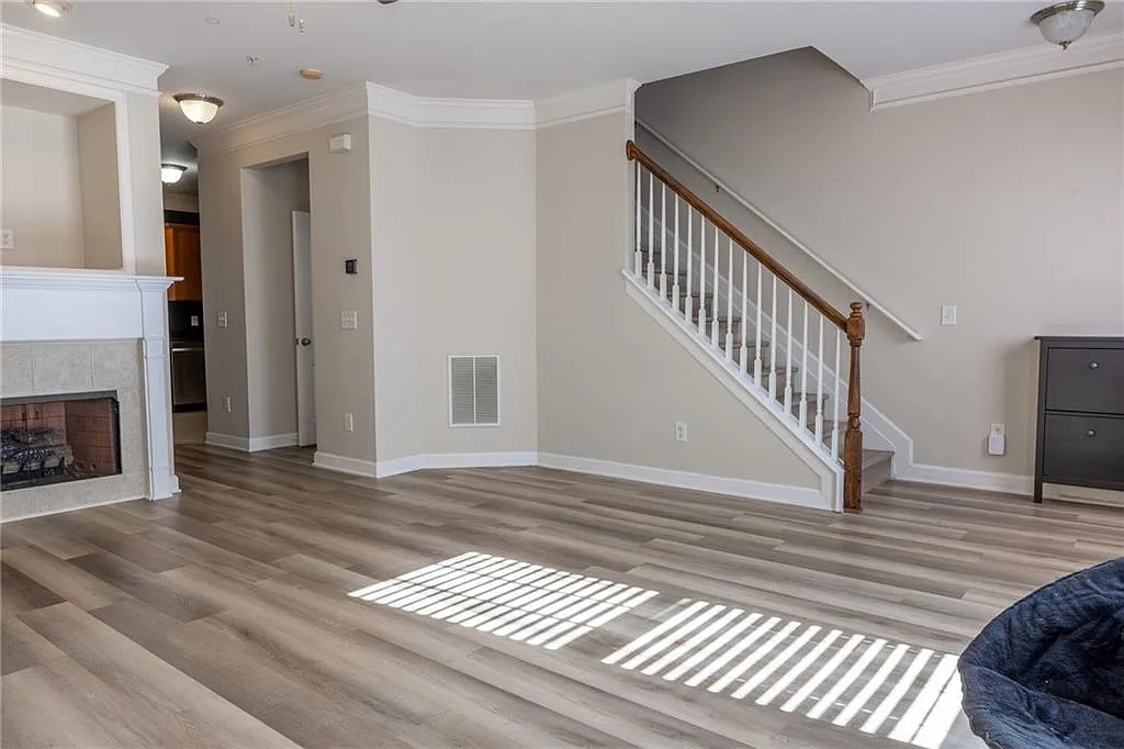 2 bed, 2.5 bath, 1435 sqft, $2,100 — Photo 2