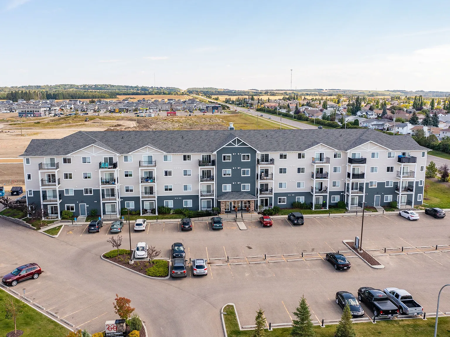 2020 Apartments — Photo 2