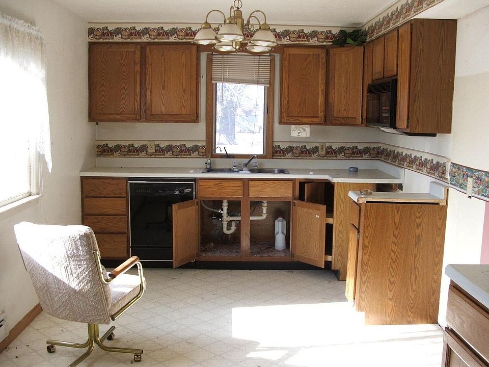 2nd image of 214 Nelson St NE