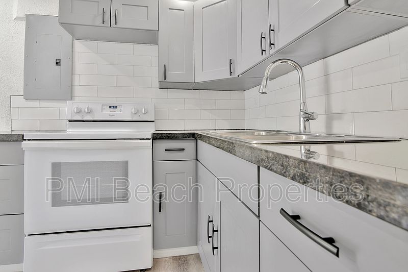 1st image of 825 Truman St #2