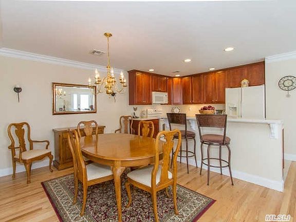 5th image of 15 White Oak Ct
