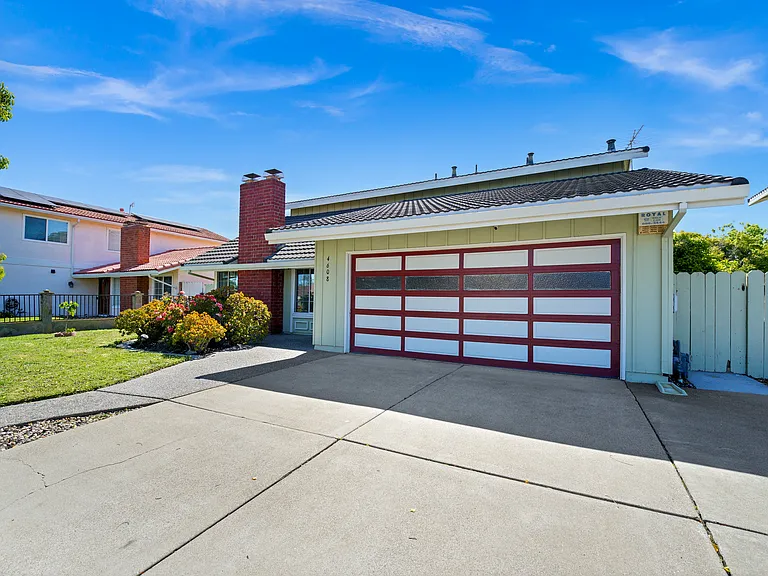 4608 Rochelle Dr — Photo 2