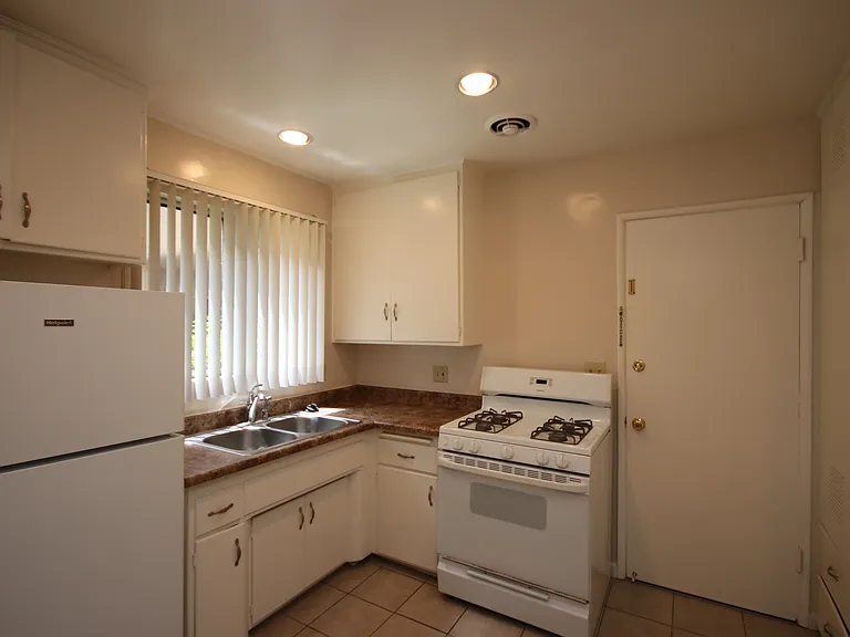 343 S Madison Ave #15 — Photo 6