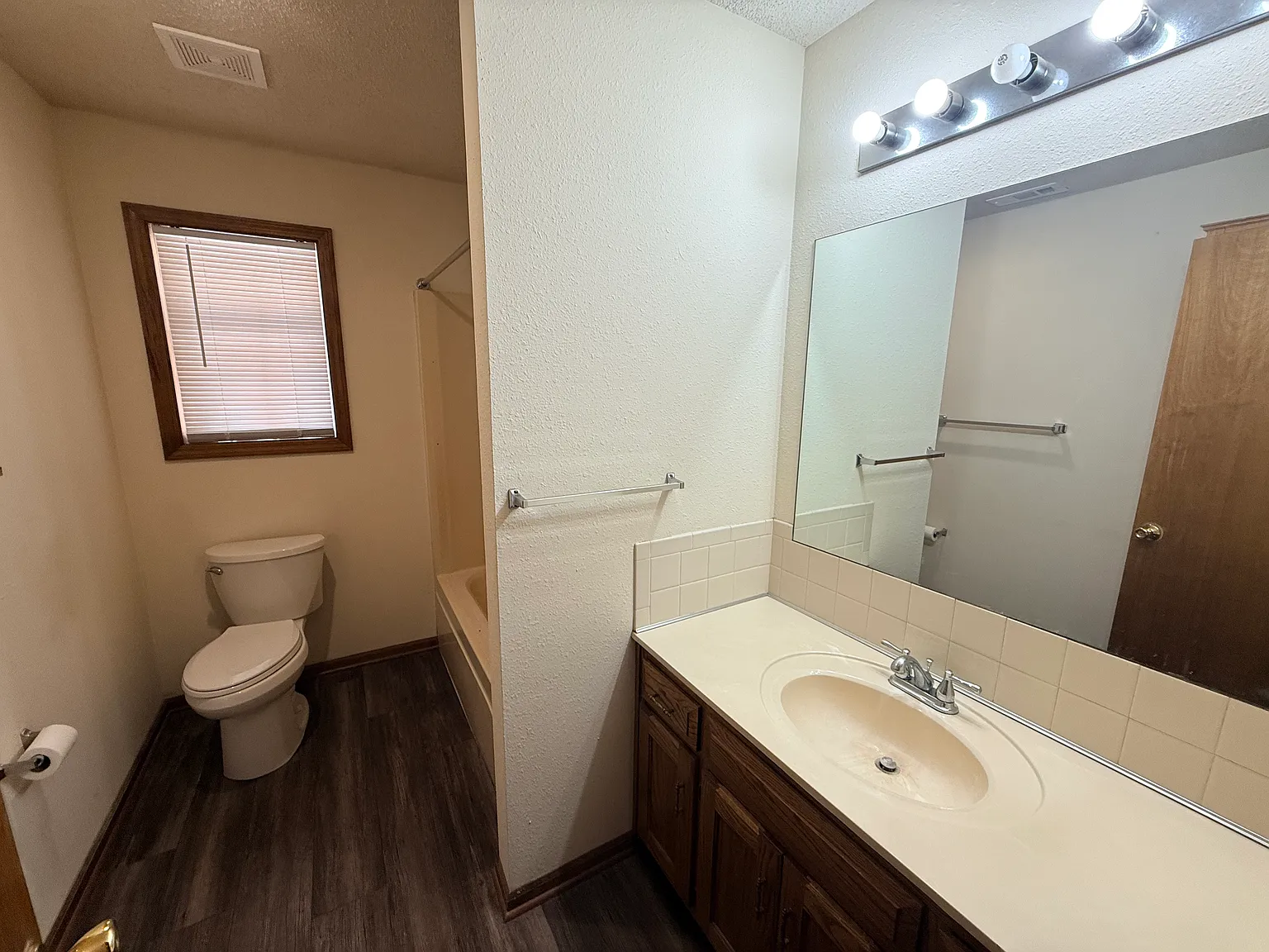 2 bed, 1.0 bath, $900 — Photo 4