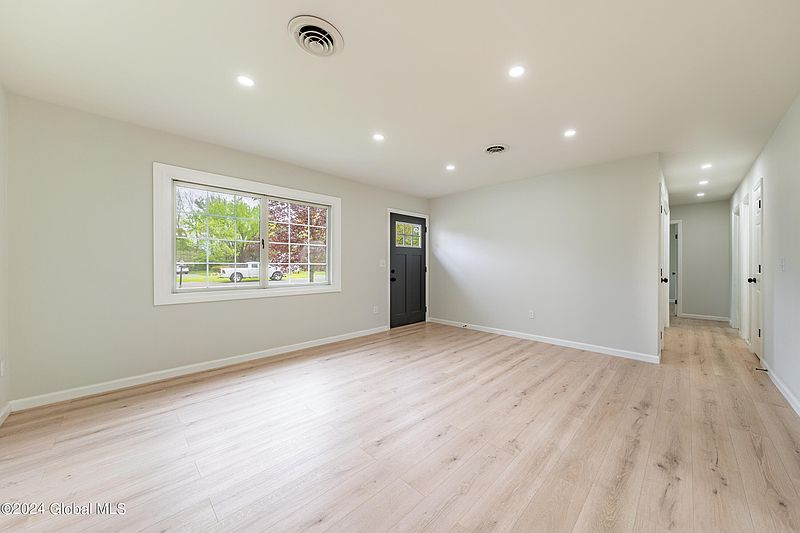 4th image of 39 Cedarwood Drive
