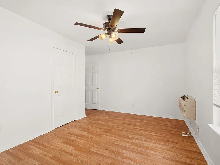 Flat Rock Creek Apartments — Photo 11