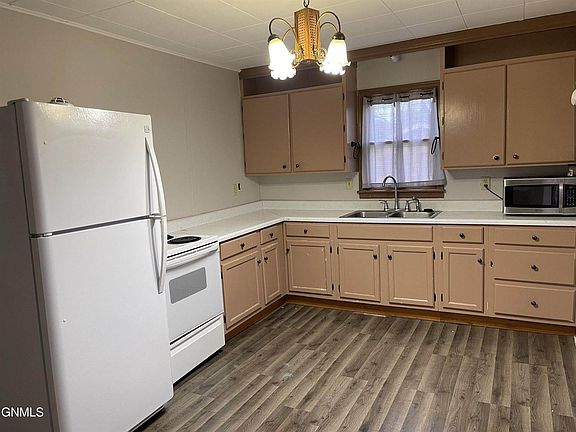 3rd image of 912 8th Ave W