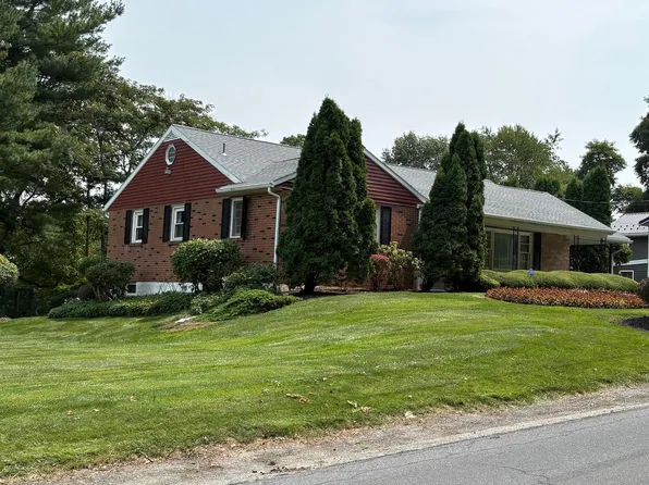 Lake Rd, York, PA 17403