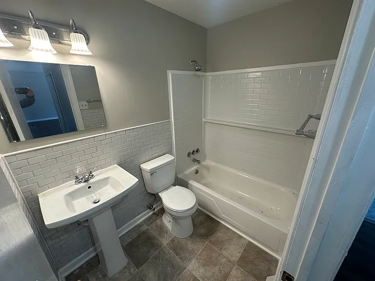 37 Colony Rd — Photo 2