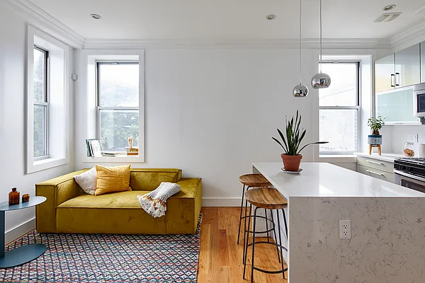 Rented by Venn NY Inc | media 28