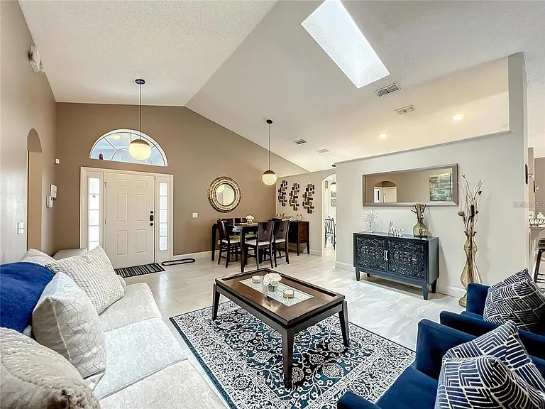 1134 Bloomingdale Dr — Photo 3