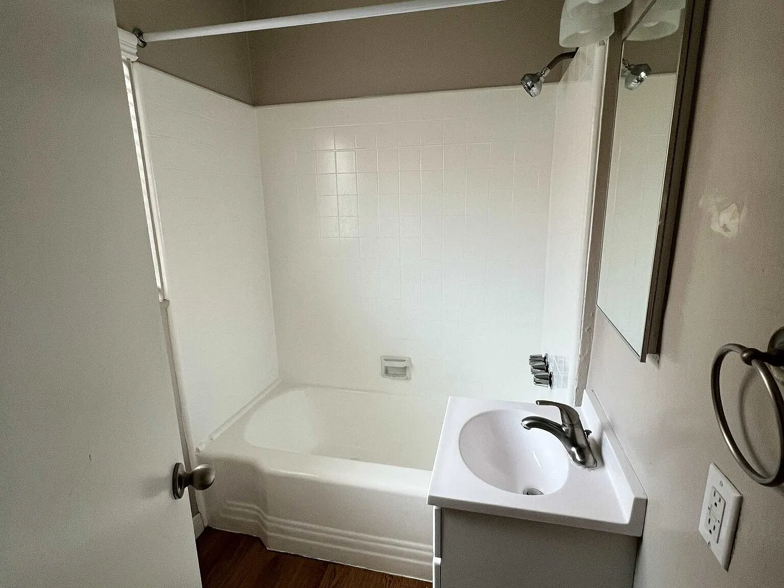 335 S Los Robles Ave — Photo 4