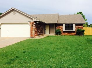 2404 W Park Pl, Moore, OK 73160