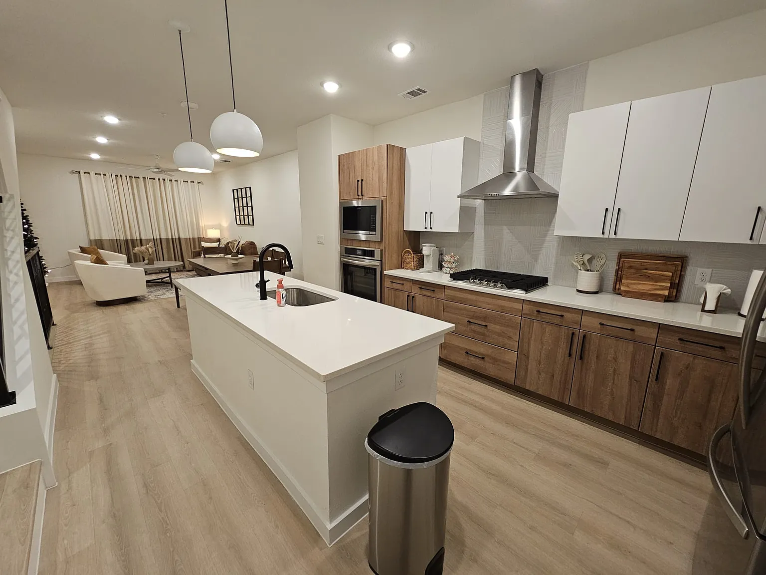 2 bed, 2.5 bath, 1422 sqft, $3,200 — Photo 1