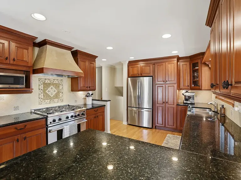 1002 Huber Ln — Photo 4