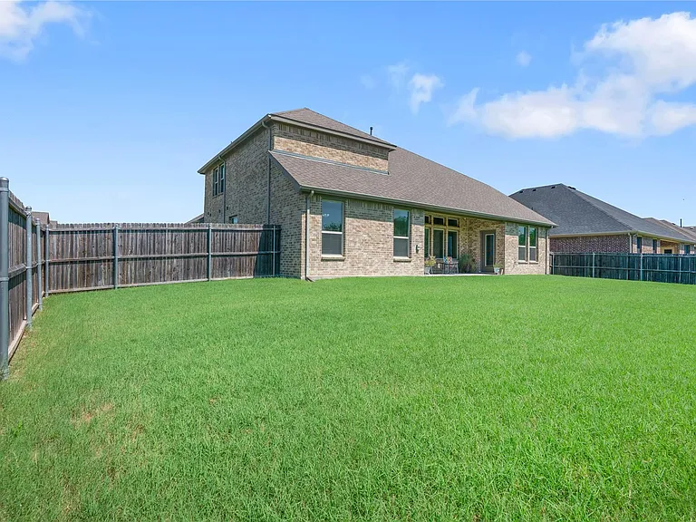 276 Goliad Trl — Photo 16