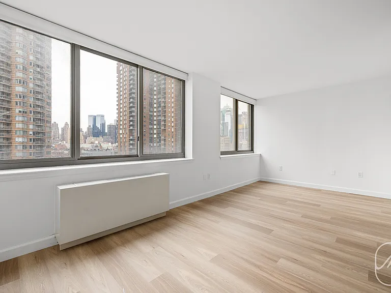 561 10th Ave #17B — Photo 4