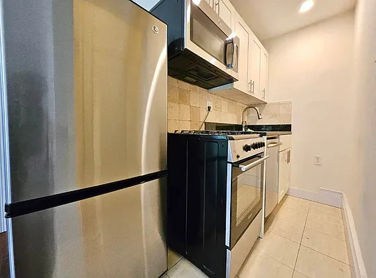 Rented by Gold & Appel Realty Corp | media 3