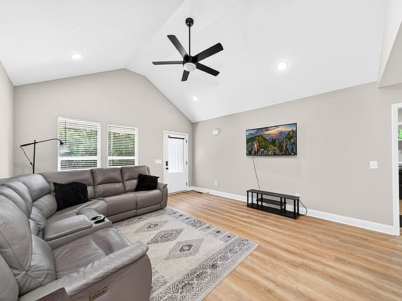 5th image of 207 Lincoln St