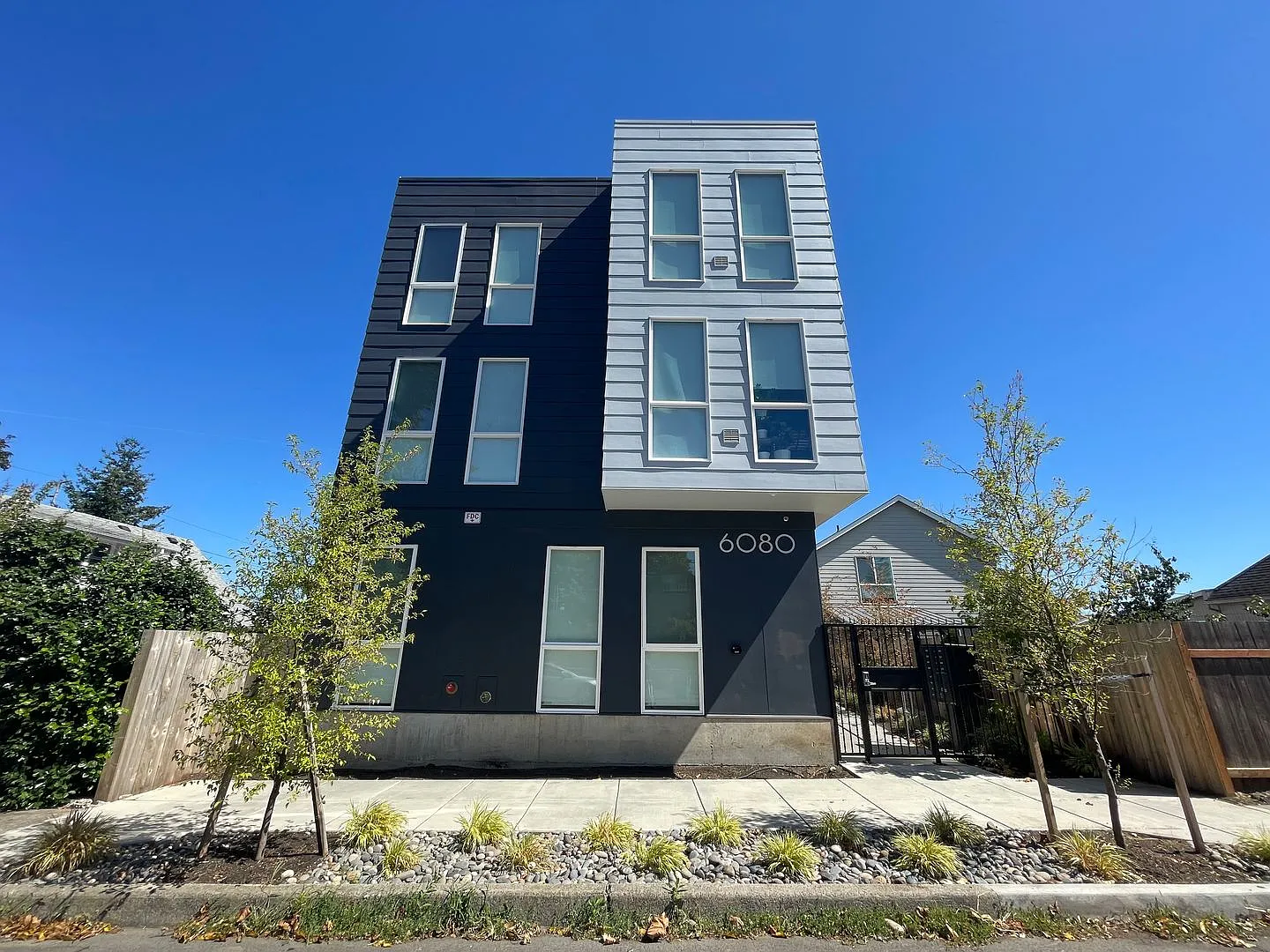 2Bd/1Ba Unit in the SE Lents Neighborhood ~ Washer/Dryer in Unit, Stainless Steel Appliances, Qua... — Photo 2