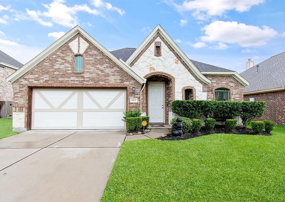 Gorgeous one and a half story in the desirable neighborhood of Senterra Lakes.