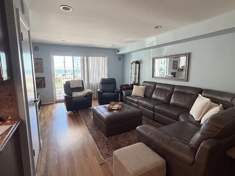 133 W Broadway — Photo 3