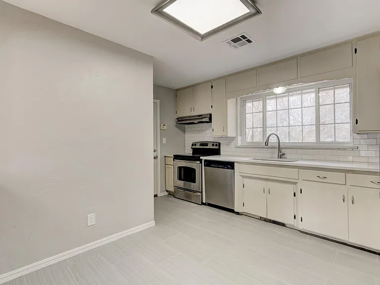 2021 NW 48th St — Photo 3