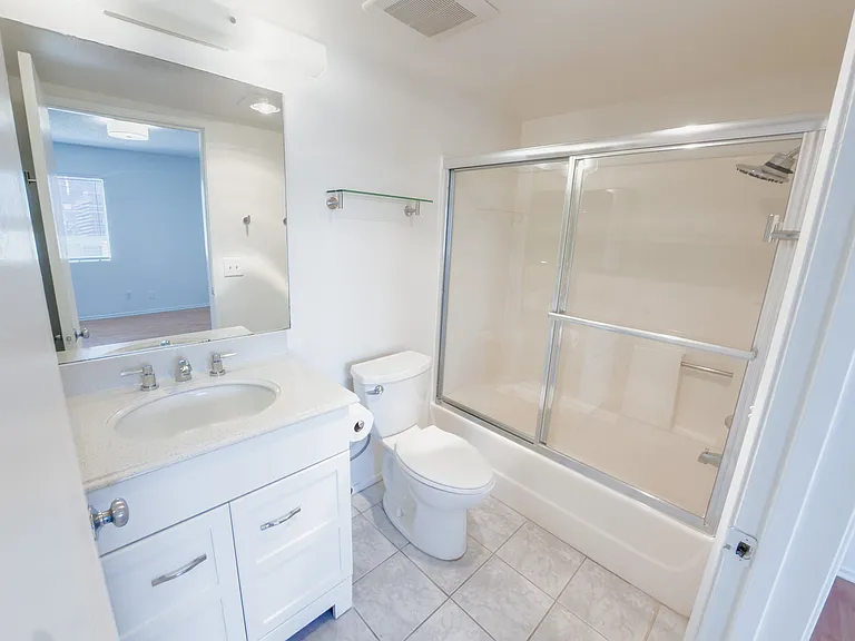 918 W College St #210 — Photo 19