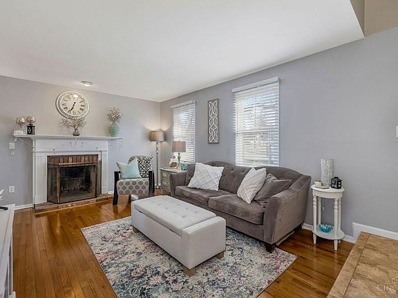 3rd image of 10 Charleston Dr