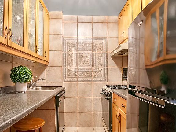 5th image of 200 Central Park S APT 10N