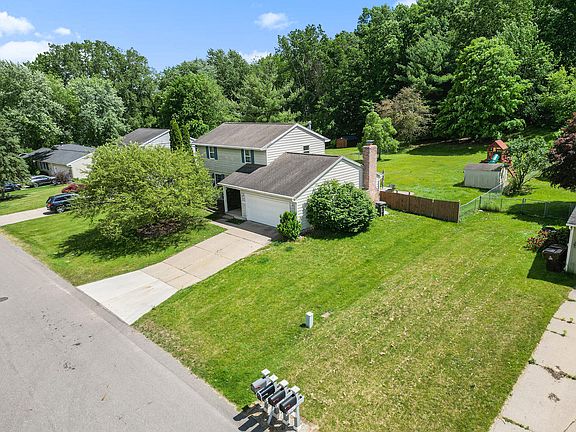 3rd image of 6910 Adaridge Dr SE