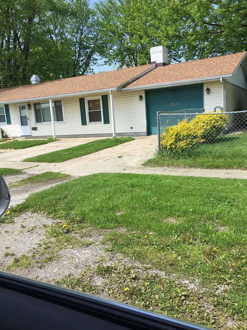 201 Redpath Ave photo 1