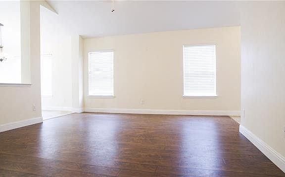 4th image of 909 Charlotte Dr