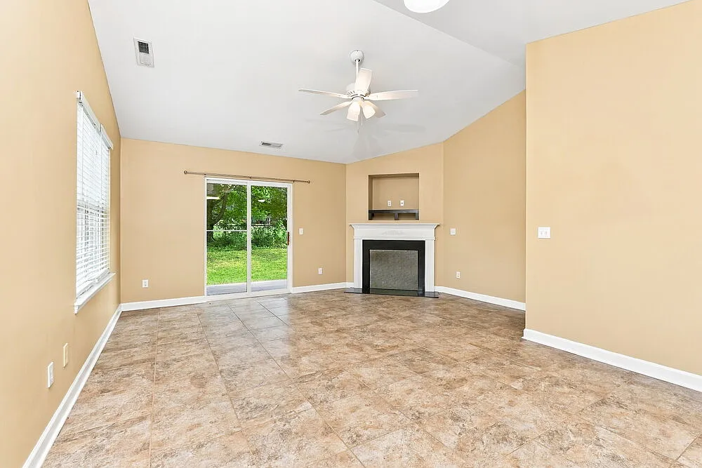 3 bed, 2.0 bath, 1201 sqft, $1,630 — Photo 4