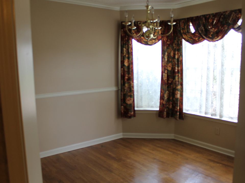 dining room with bay window