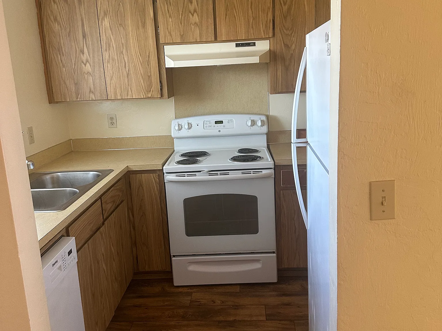 2 bed, 1020 sqft, $1,300 — Photo 3