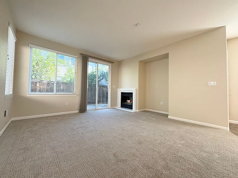 546 Almanor St — Photo 9